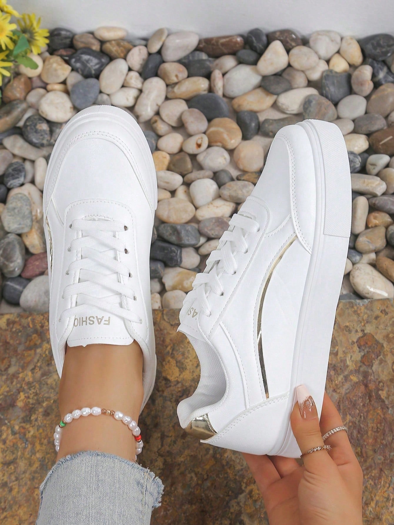 Women White Casual Sneakers, L - Running Gear Ladies 评论和价格