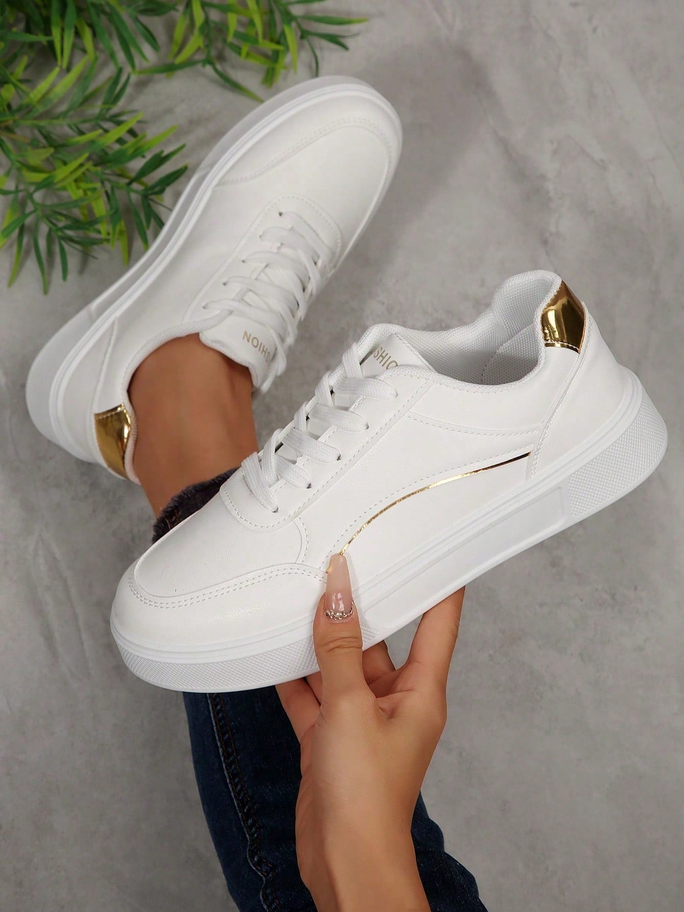 Women White Casual Sneakers, L - Running Gear Ladies 评论和价格